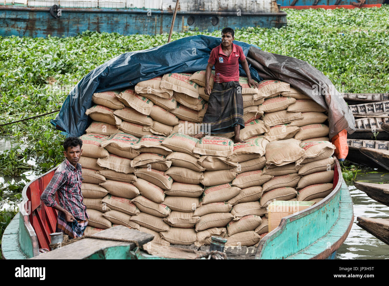 Il lavoro manuale a Saderghat sul fiume Buriganga, Dacca in Bangladesh Foto Stock