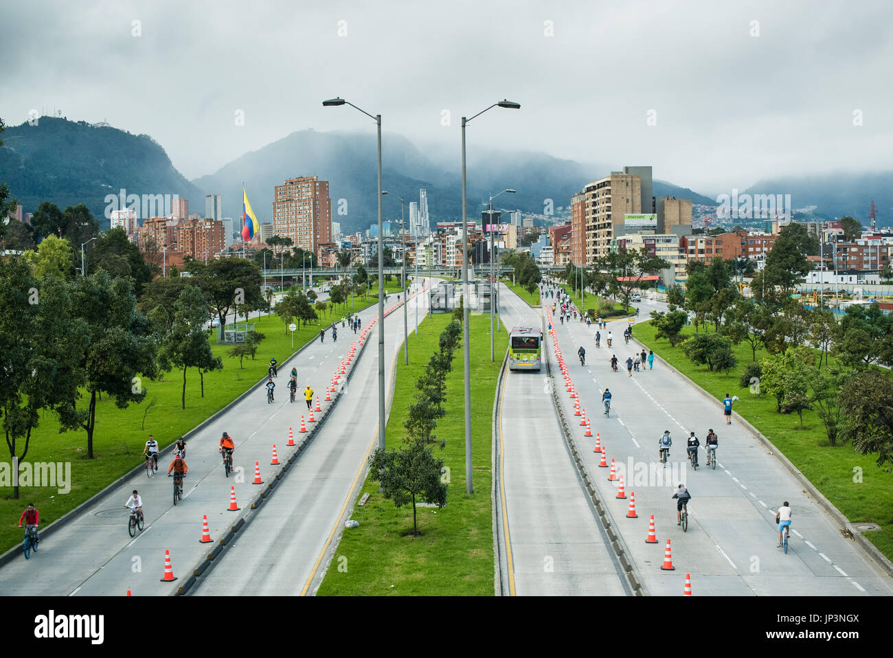 Ciclovia a Bogotà vede la chiusura delle principali strade per veicoli a motore ogni domenica dalle 7 am alle 2pm. solo per i ciclisti e i pedoni consentito Foto Stock