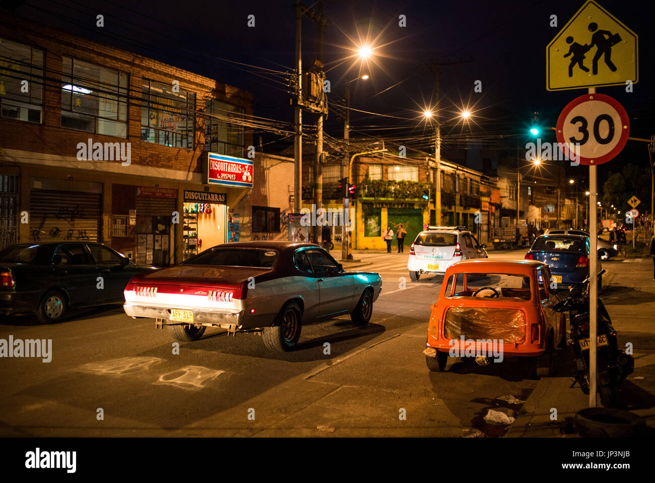 Un 1972 Dodge demon è inattivo al semaforo in una strada suburbana a Bogotà, Colombia. american classic cars sono ben raccolti in Colombia Foto Stock