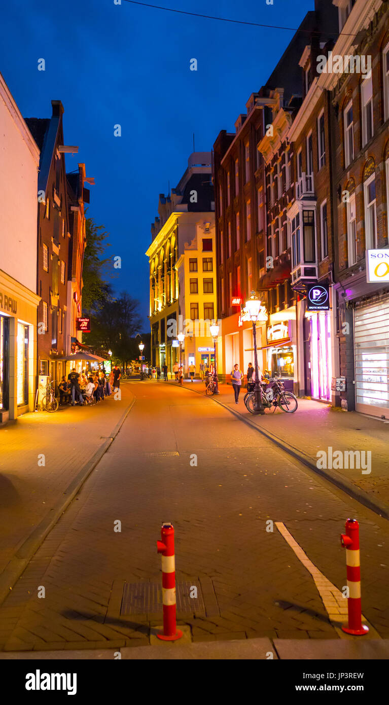 Amsterdam street view di sera - AMSTERDAM - OLANDA Foto Stock