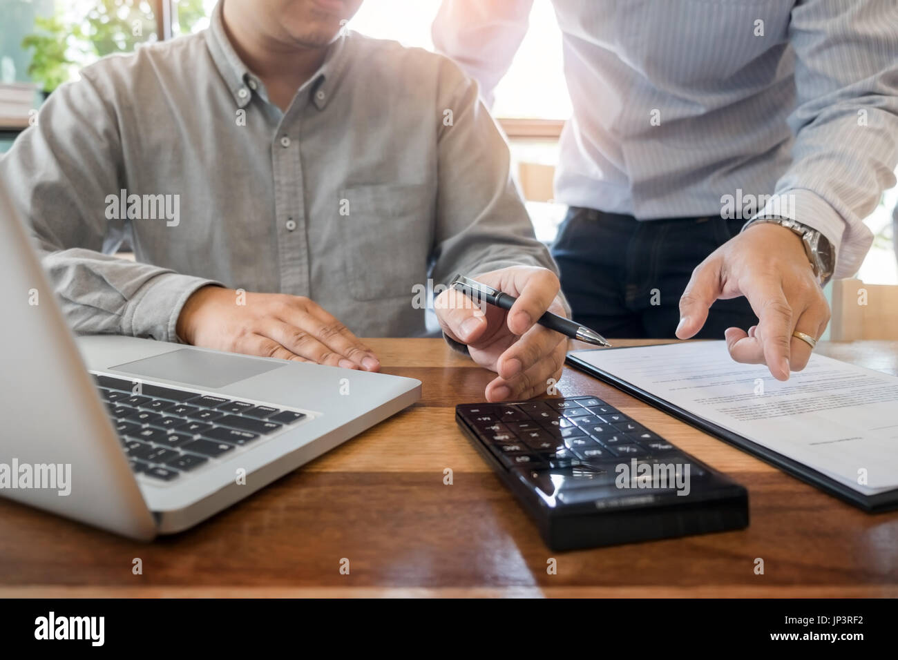 Amministratore business man ispettore finanziario e segretario dei report, il calcolo o il controllo di equilibrio. Internal Revenue Service checki inspector Foto Stock