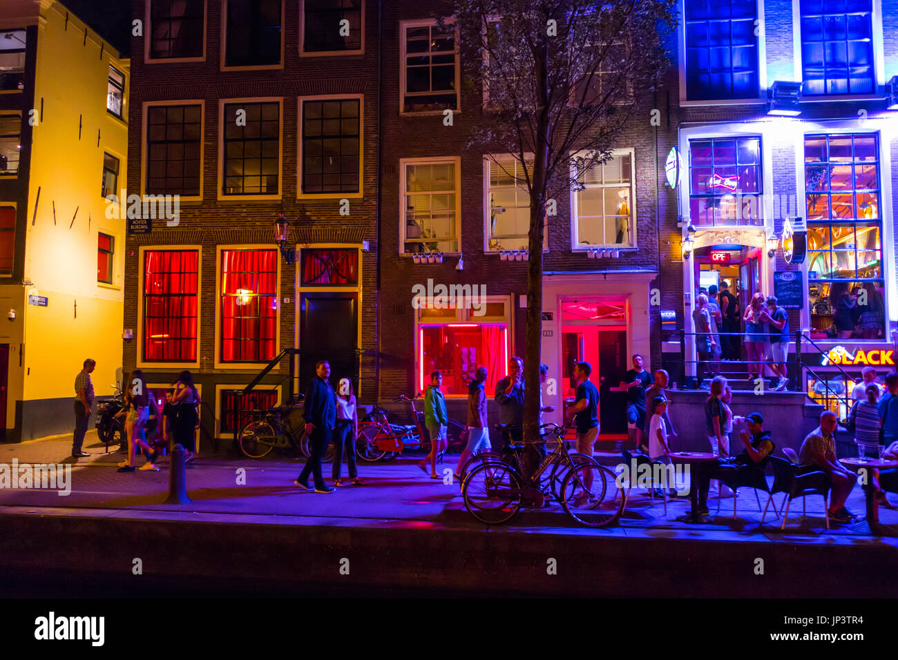 I colorati edifici illuminati nel quartiere a luci rosse di Amsterdam - AMSTERDAM - OLANDA Foto Stock