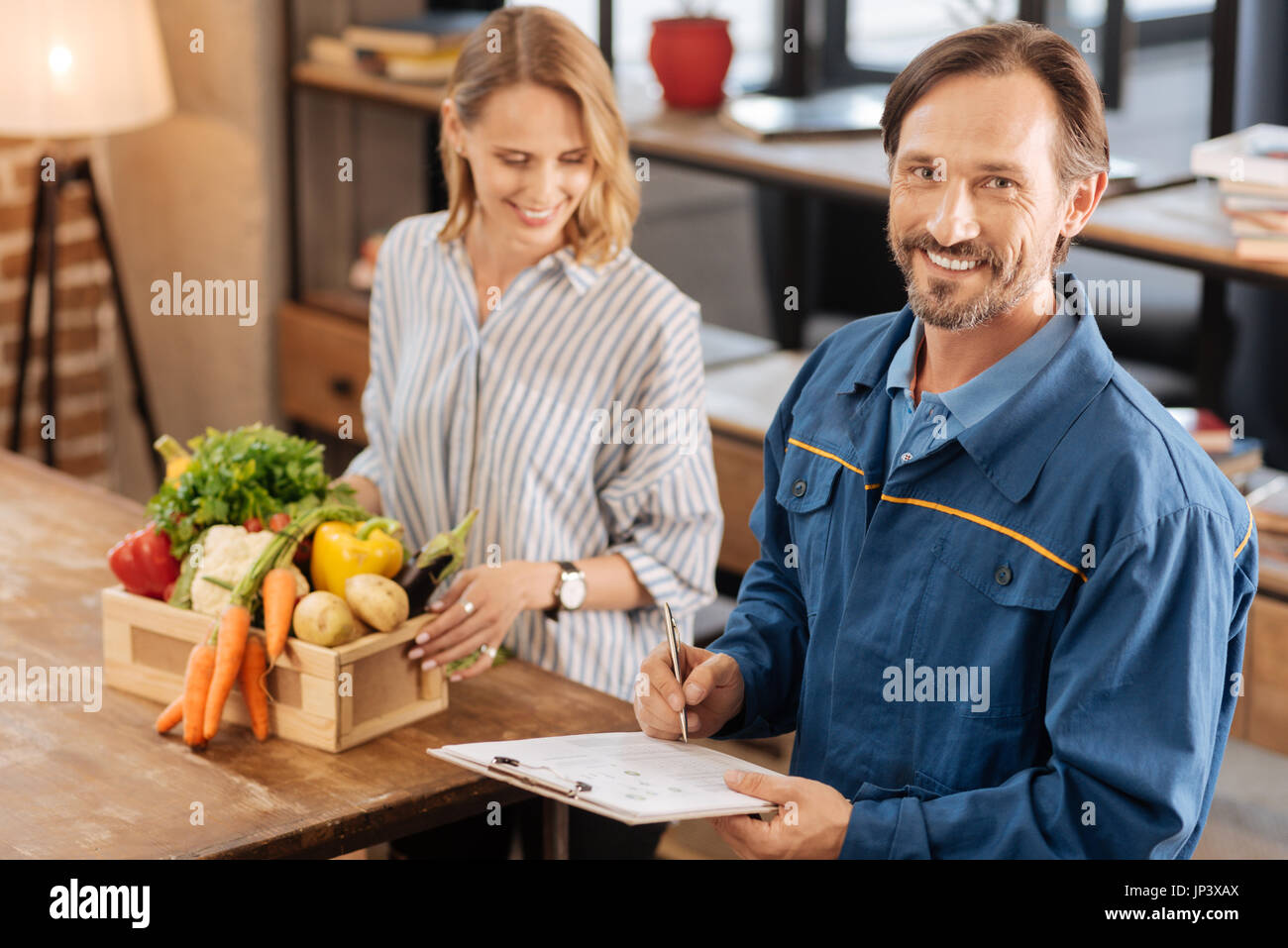 Dedicato ispirato guy godendo il suo lavoro Foto Stock