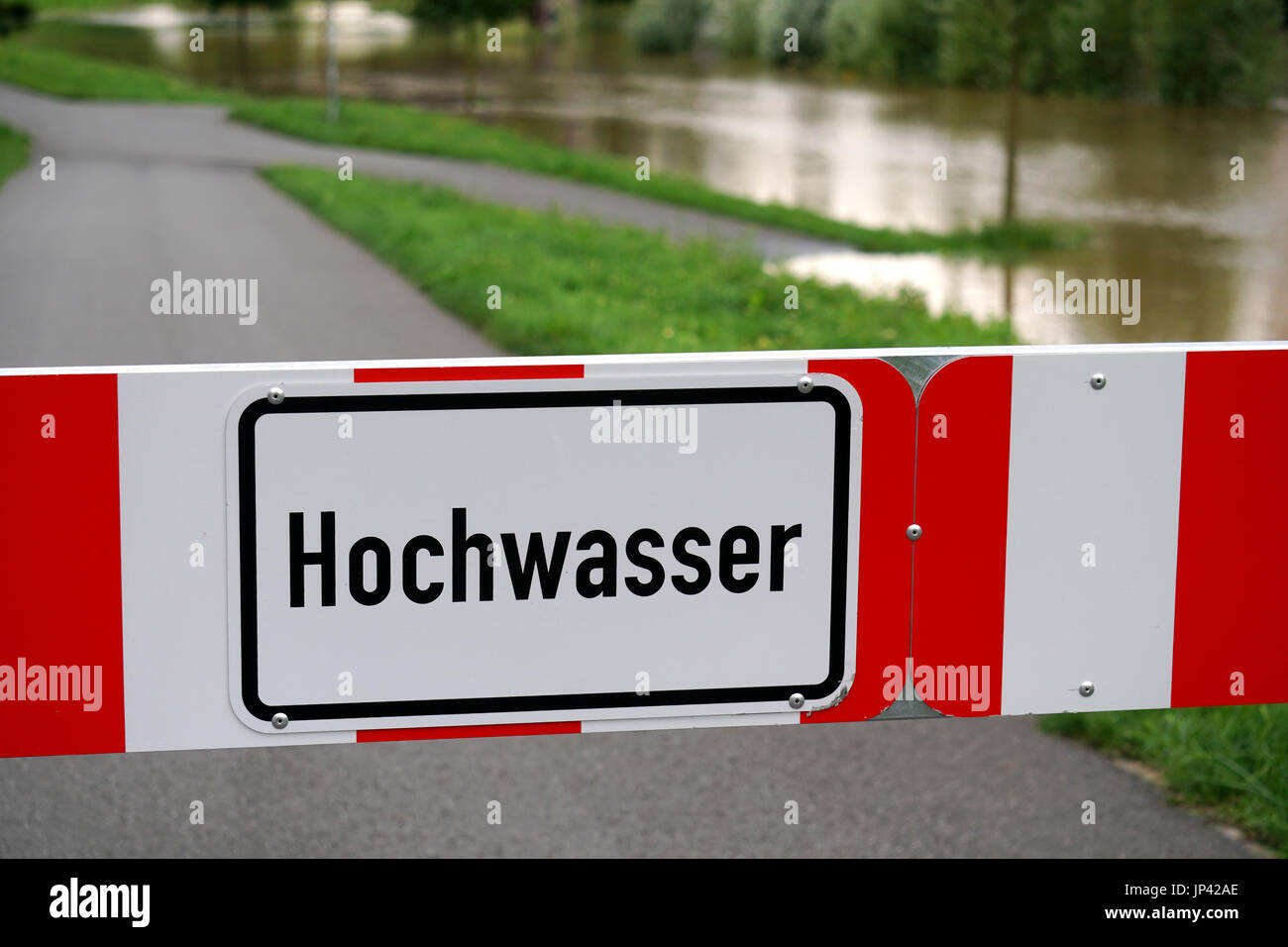 Strada bloccata a causa di inondazioni, segno legge acqua alta in tedesco Foto Stock