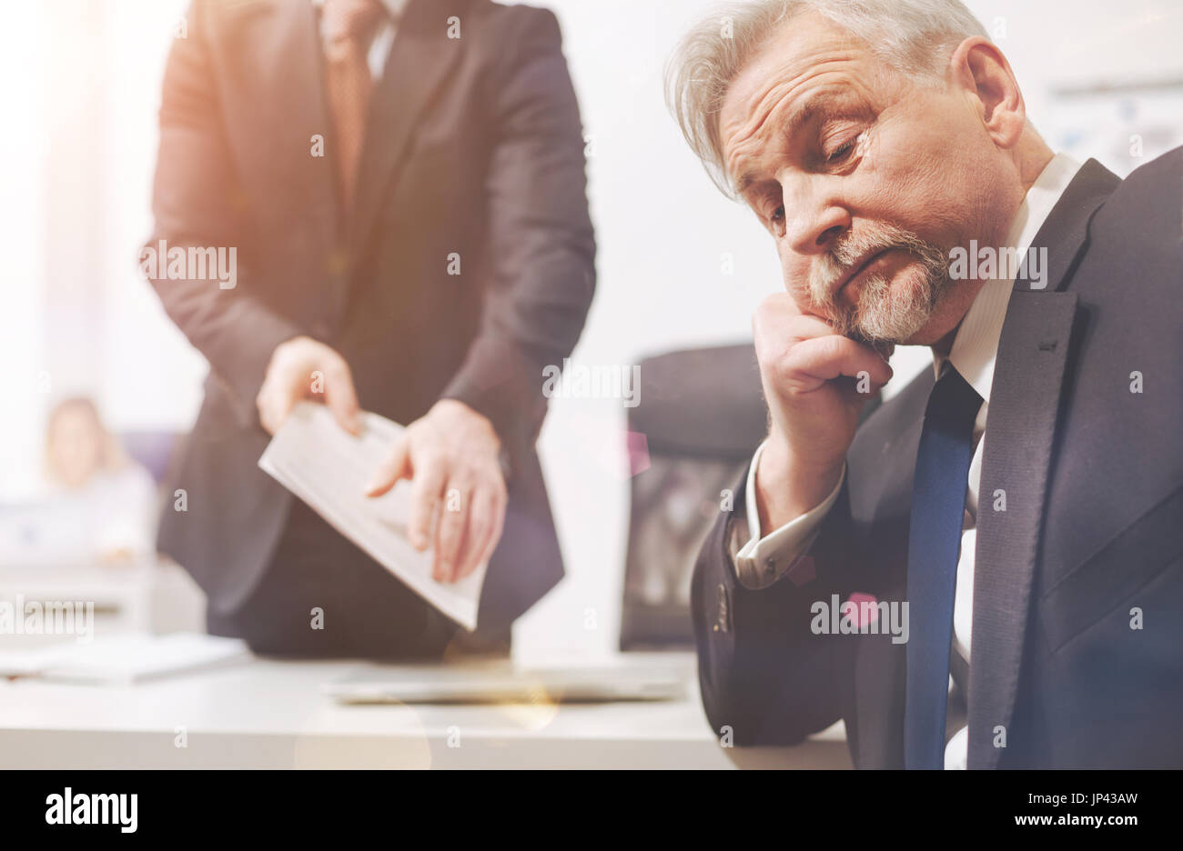 Irritato esaurito executive stanco dei suoi dipendenti scuse Foto Stock