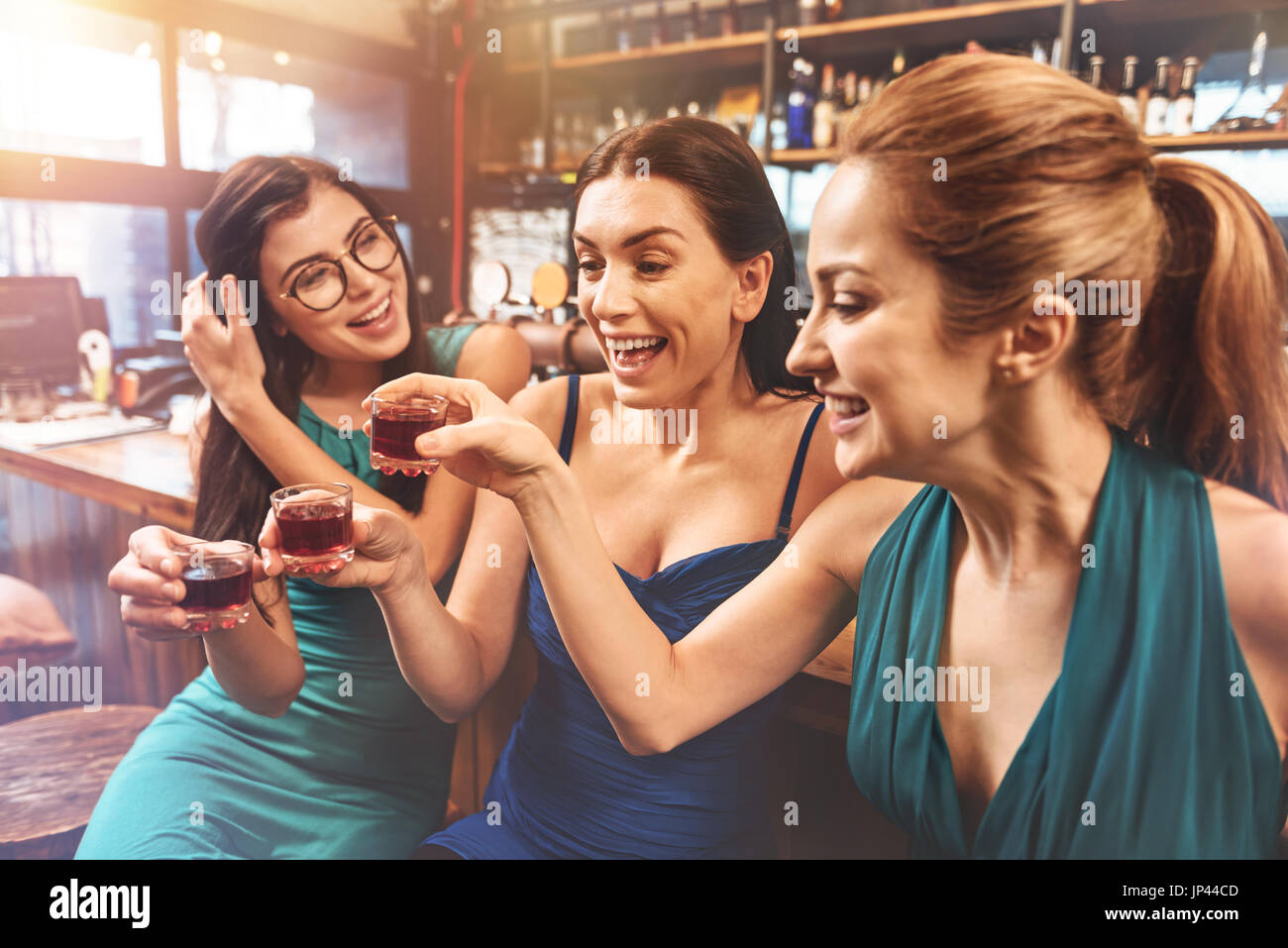 Ragazze positivo celebrando hen parte del loro amico Foto Stock