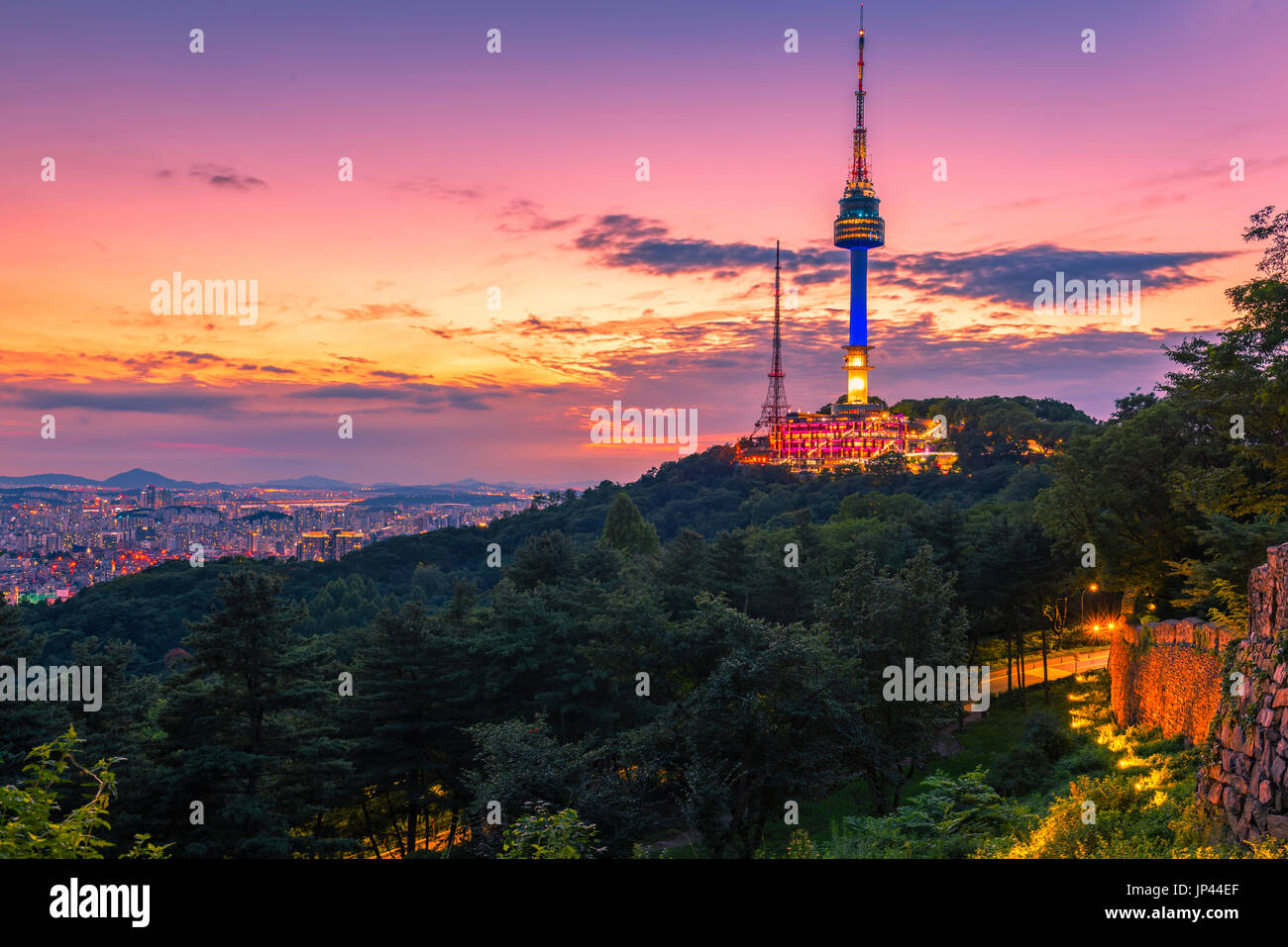 Tramonto a torre di Namsan a Seul, Corea del Sud. Foto Stock