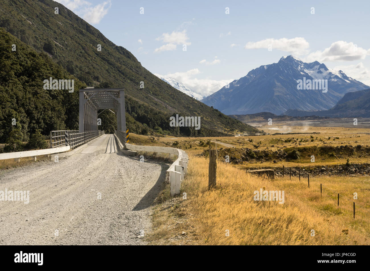 Singola corsia ponte sulla strada per il Monte Cook Foto Stock