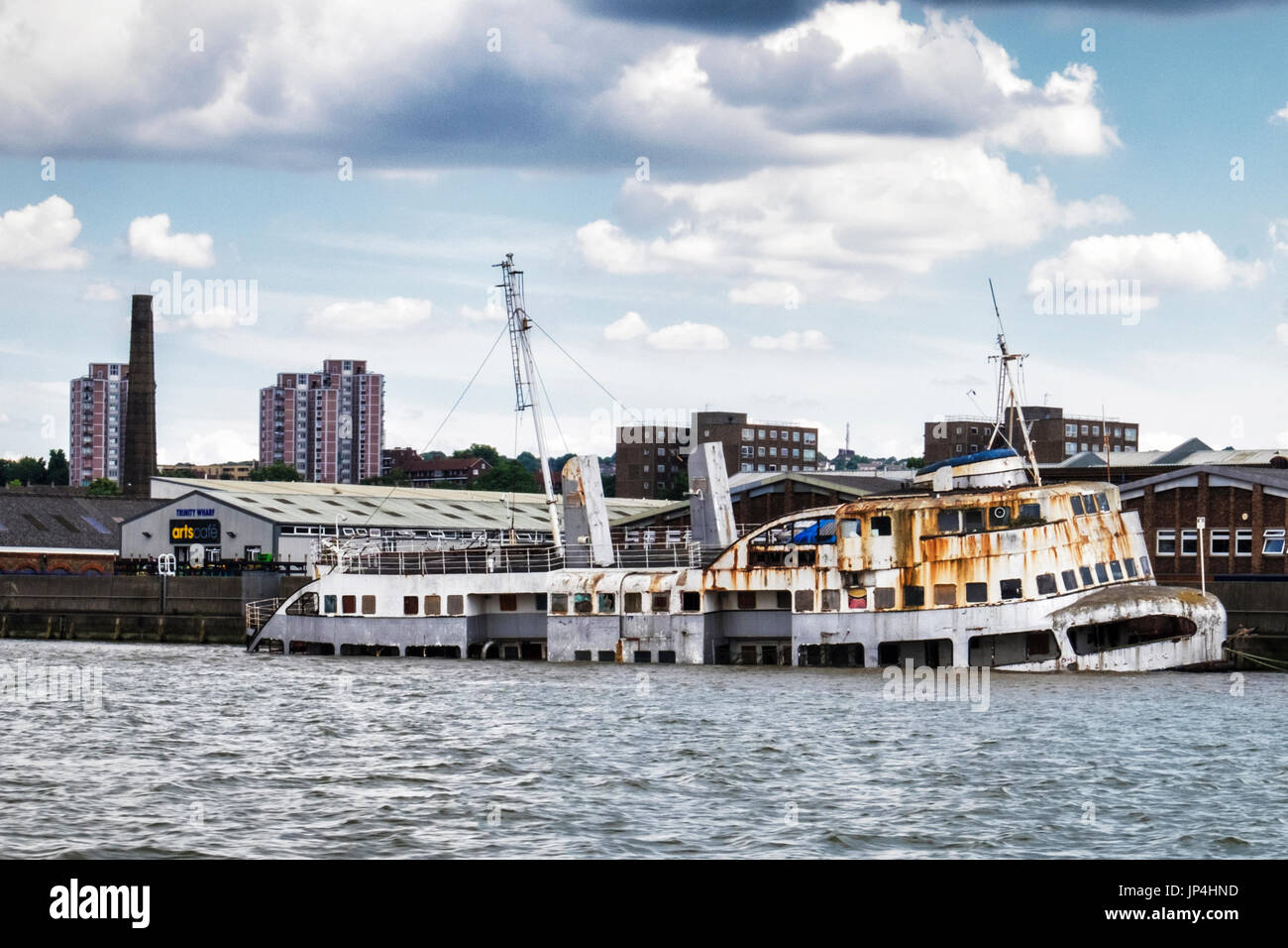 Londra,Woolwich.La MV Royal Iris Ferry che ha trasportato le persone attraverso il fiume Mersey a Liverpool per anni lavelli,Tamigi affondamento nave,Rusty ab Foto Stock