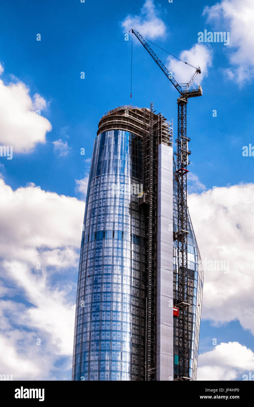 Londra,South Bank.Uno Blackfriars,nuovo moderno in vetro-grattacielo rivestito di edificio progettato dall architetto Ian Simpson per Berkeley Homes St.George marca. Foto Stock