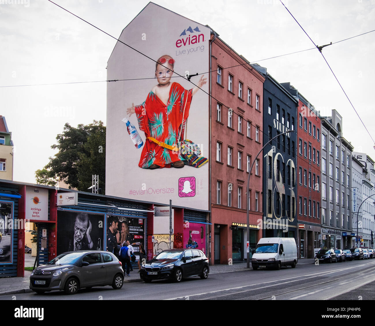 Berlin Mitte,Brunnestrasse. Murale gigante pubblicità pubblicità acqua Evian sul lato dell'edificio. Arte commerciali Foto Stock