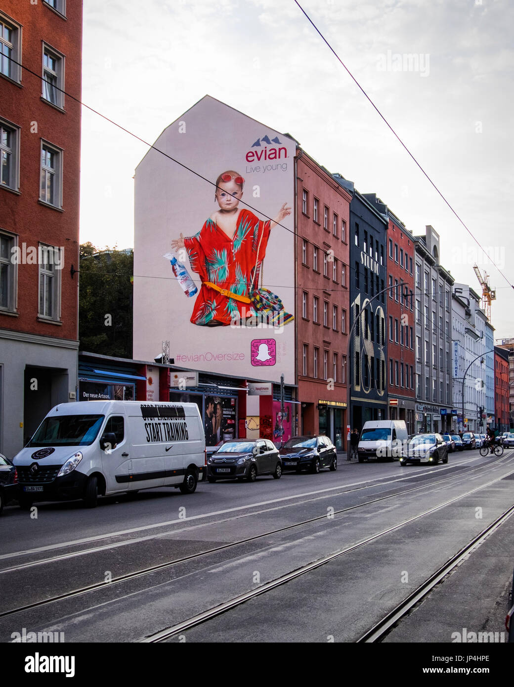 Berlin Mitte,Brunnestrasse. Murale gigante pubblicità pubblicità acqua Evian sul lato dell'edificio. Arte commerciali Foto Stock