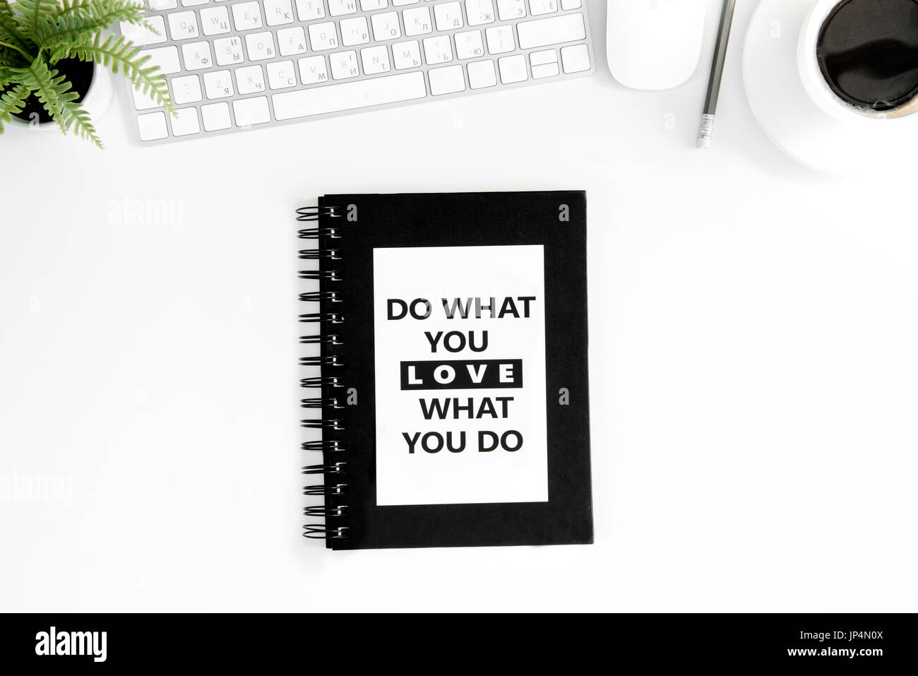 Piatto con laici fare quello che voi amate ciò che fate preventivo  motivazionale sul diario, mouse e tastiera isolato su bianco Foto stock -  Alamy