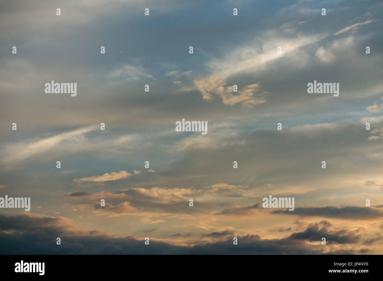 Bellissimo cielo di nuvole e sole. Cielo di tramonto con le nuvole. Foto Stock