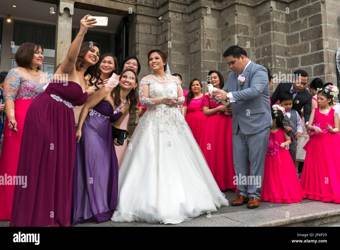 Philippine party di nozze presso la Cattedrale di Manila, Intramuros, Filippine Foto Stock