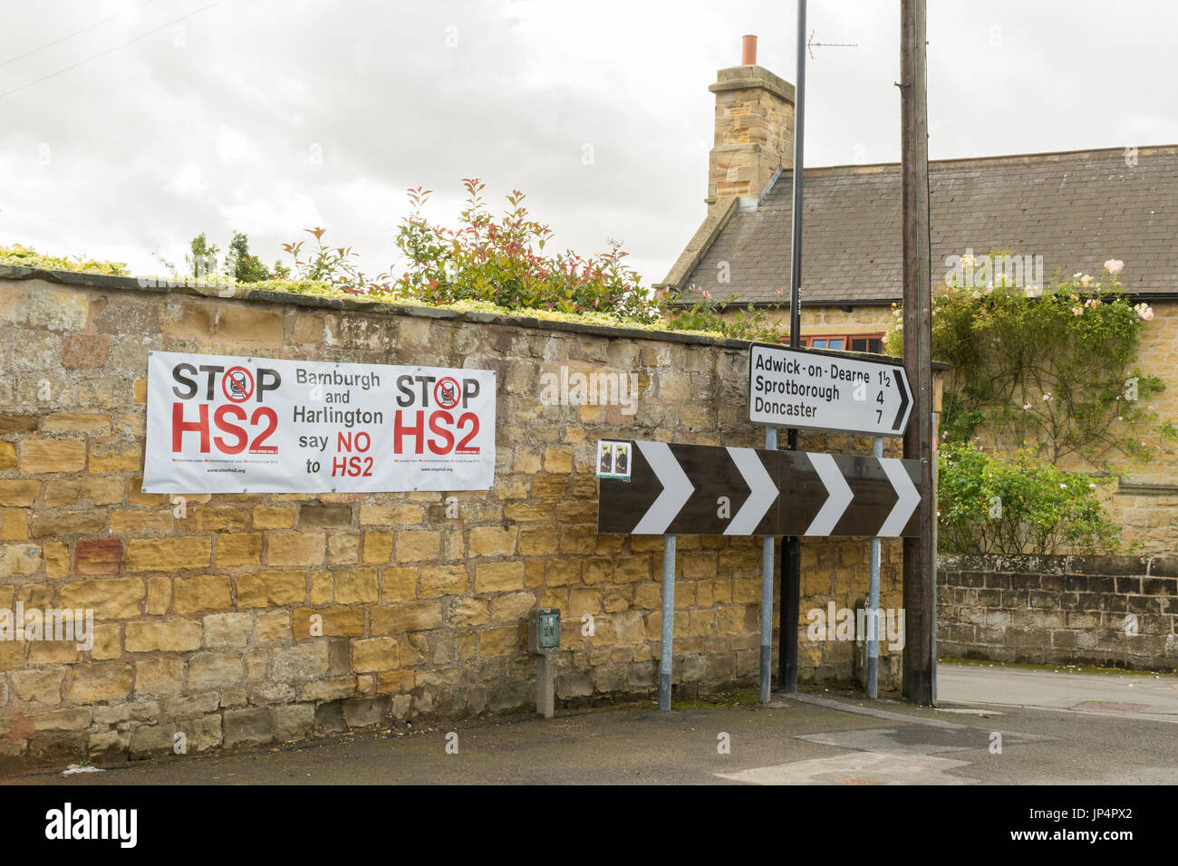 Arrestare HS2 campagna di manifesti nel South Yorkshire villaggio di Barnburgh, Doncaster Foto Stock