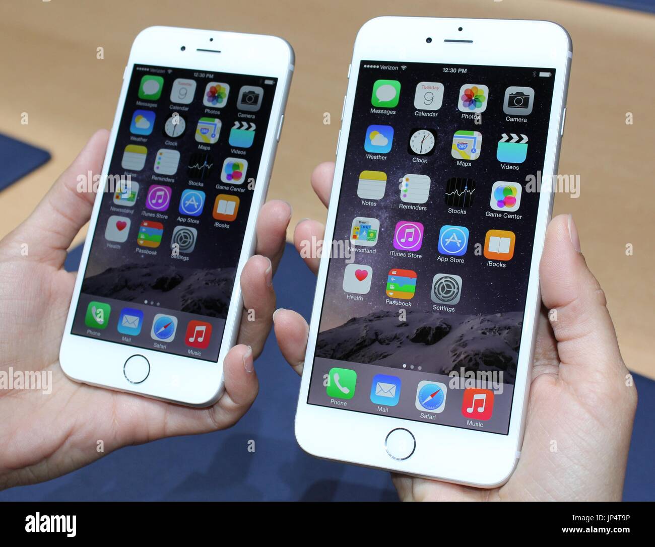 CUPERTINO, Stati Uniti - Mostra fotografica di iPhone 6 (L) e iPhone 6 Plus  con schermo di dimensioni di 4,7 pollici (circa 12 centimetri) e 5,5 pollici,  rispettivamente, svelato da Apple Inc.