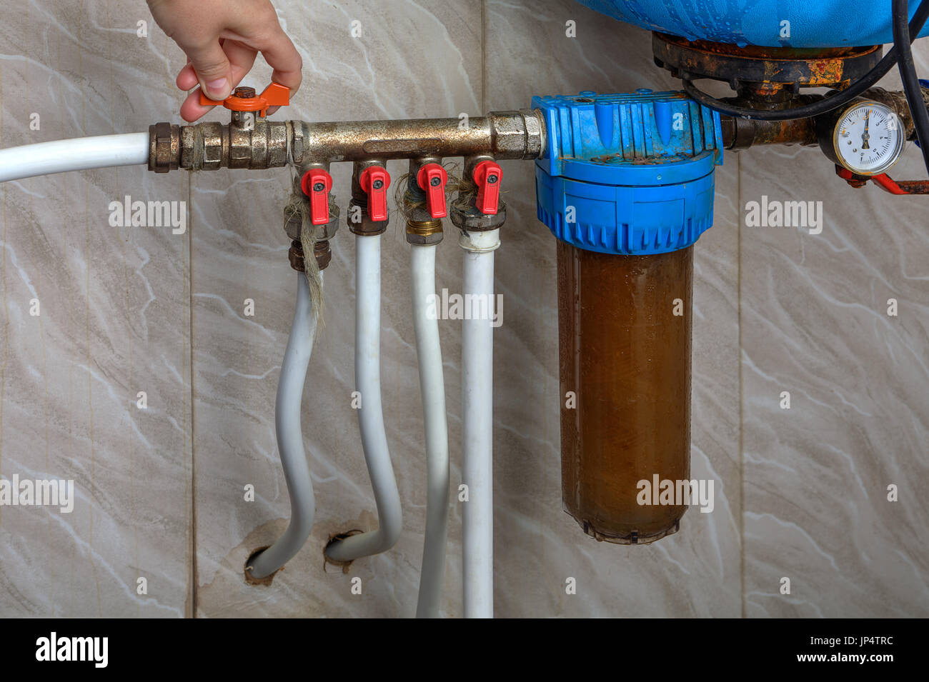 Automatico di sistema di approvvigionamento di acqua, mani disattivare la valvola principale. Foto Stock