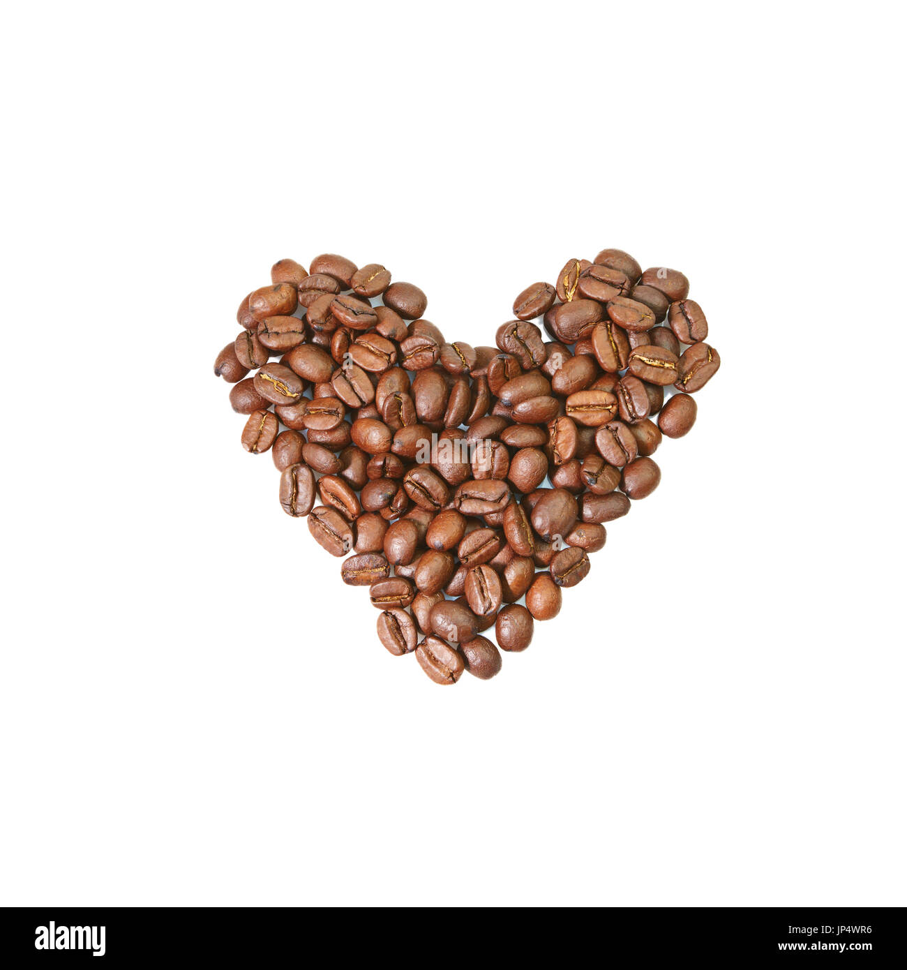 Forma di cuore fatto di chicchi di caffè isolato su sfondo bianco Foto Stock