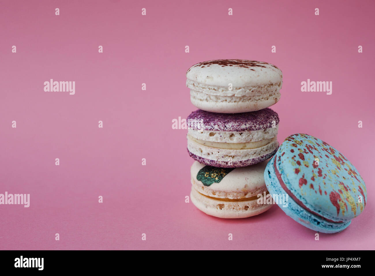 Macarons su sfondo rosa, splendidi dessert Foto Stock