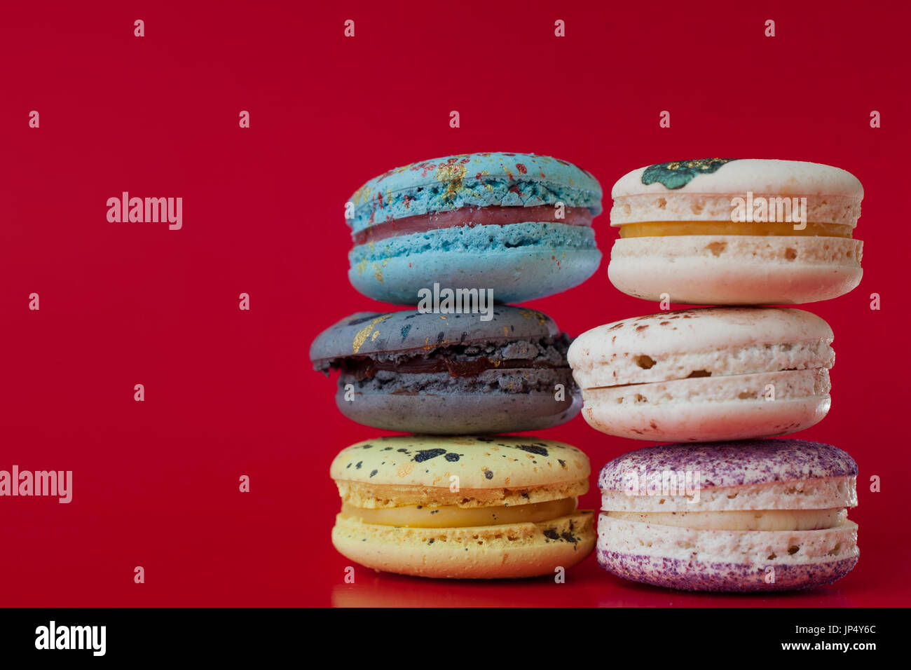 Molte belle macarons, sei diversi sapori Foto Stock
