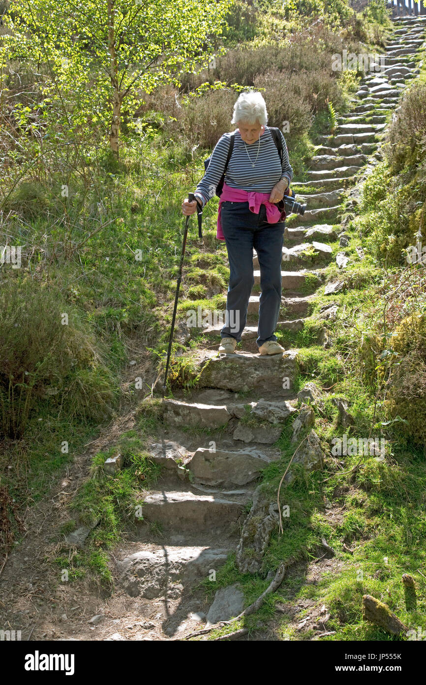 Senior Donna che cammina verso il basso passi elan valley wales uk Foto Stock