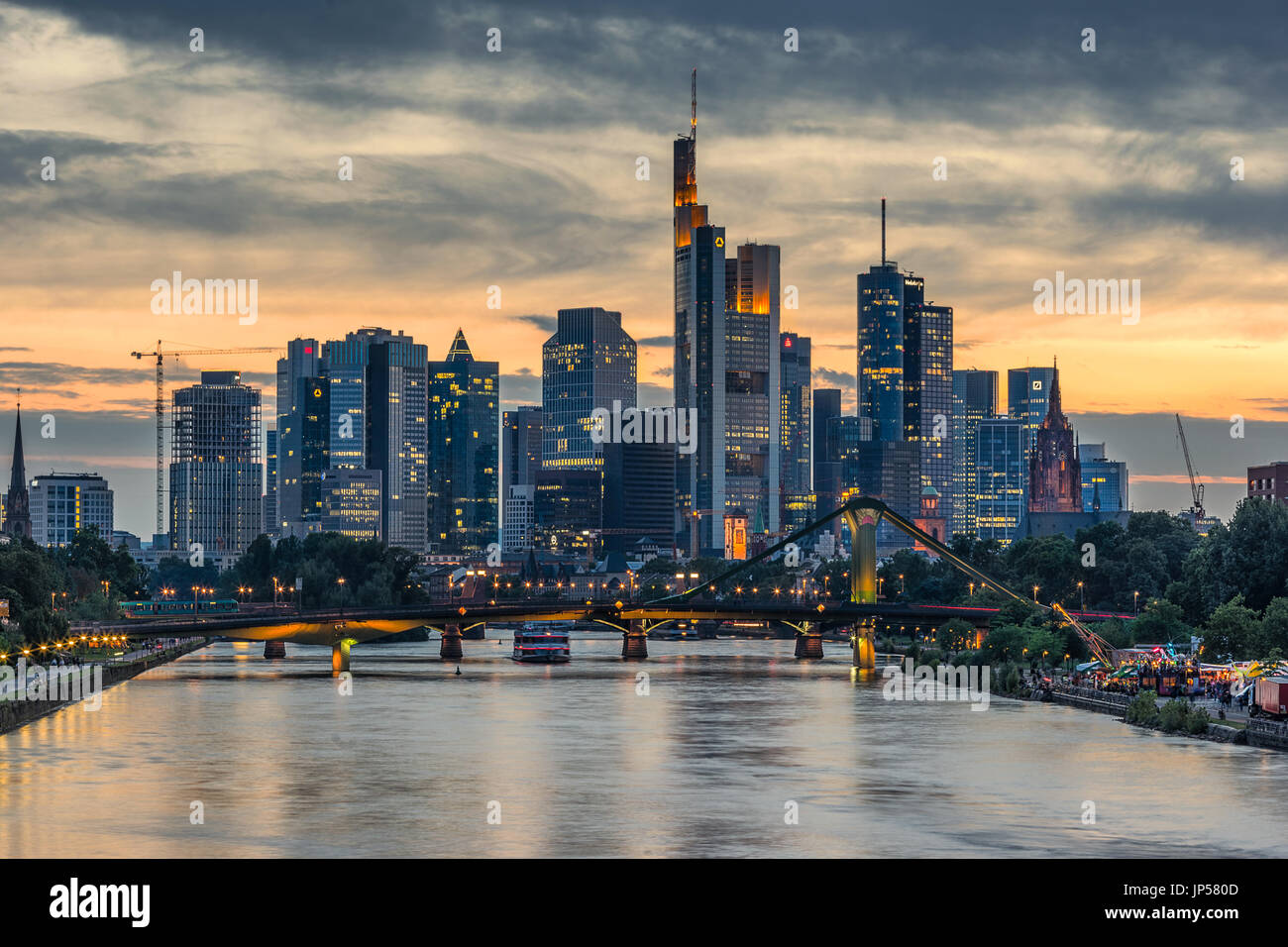 Guardando attraverso il fiume principale al CBD a Francoforte sul Meno in Germania Foto Stock