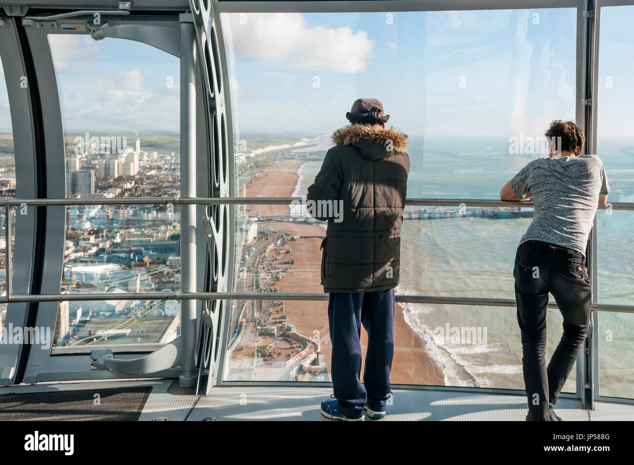 Visitatori godendo la vista dalla British Airways i360 torre di osservazione sul lungomare di Brighton. Vista verso est. Foto Stock