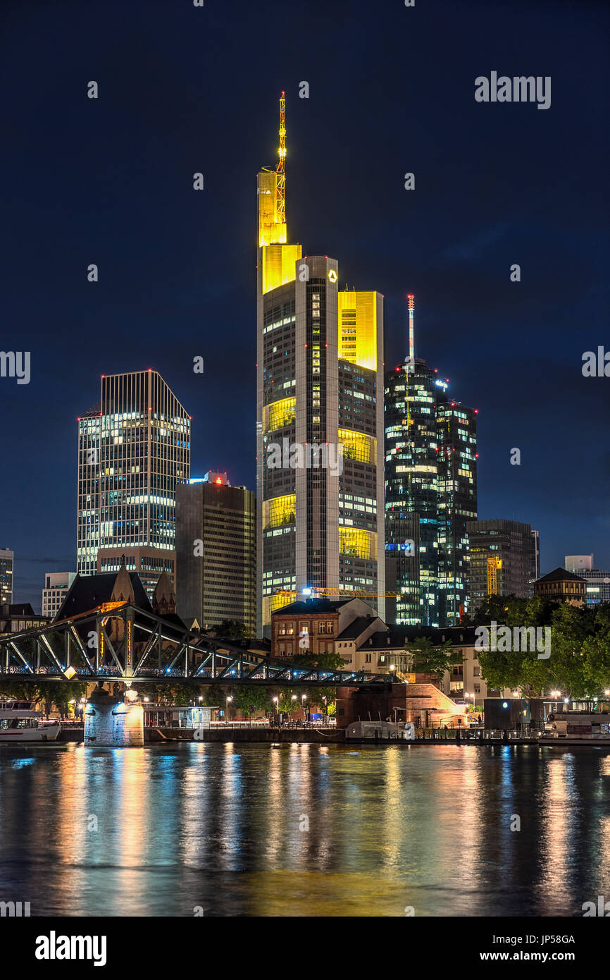 Guardando attraverso il fiume principale al CBD a Francoforte sul Meno in Germania Foto Stock