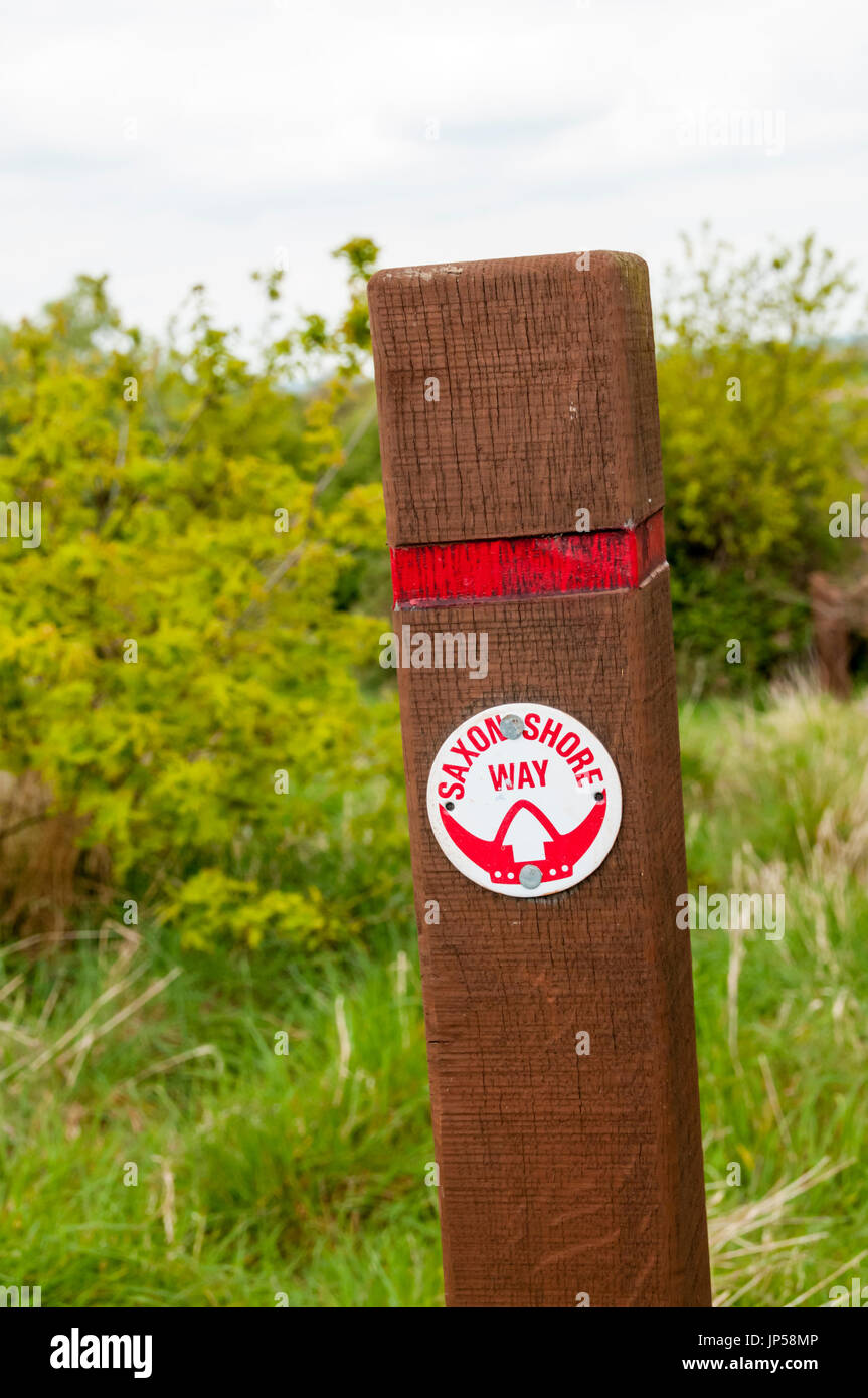 Un waymarking post per il sassone in modo Shore a lunga distanza sentiero nel Kent Foto Stock