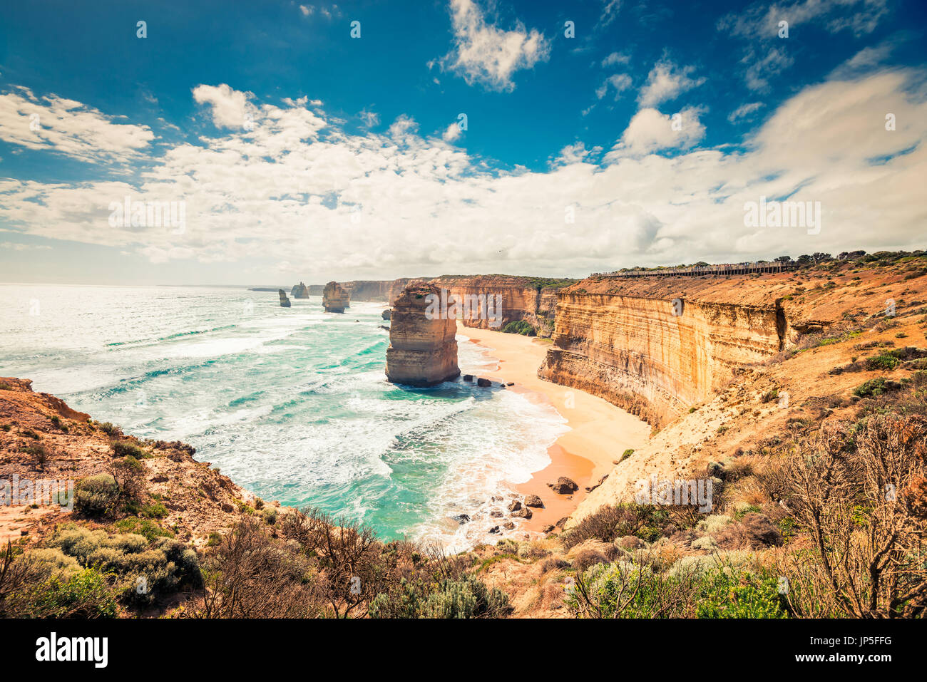 Dodici Apostoli panoramica costiera vista dal castello di roccia a Port Campbell, Victoria, Australia Foto Stock