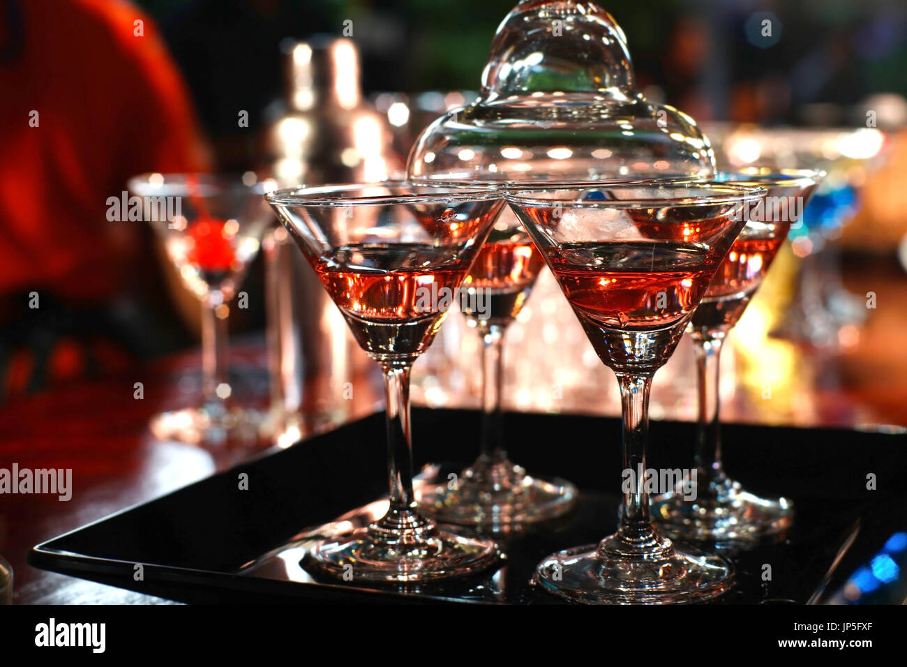 Bicchieri di rosso martini cocktail pronte per essere servite Foto Stock