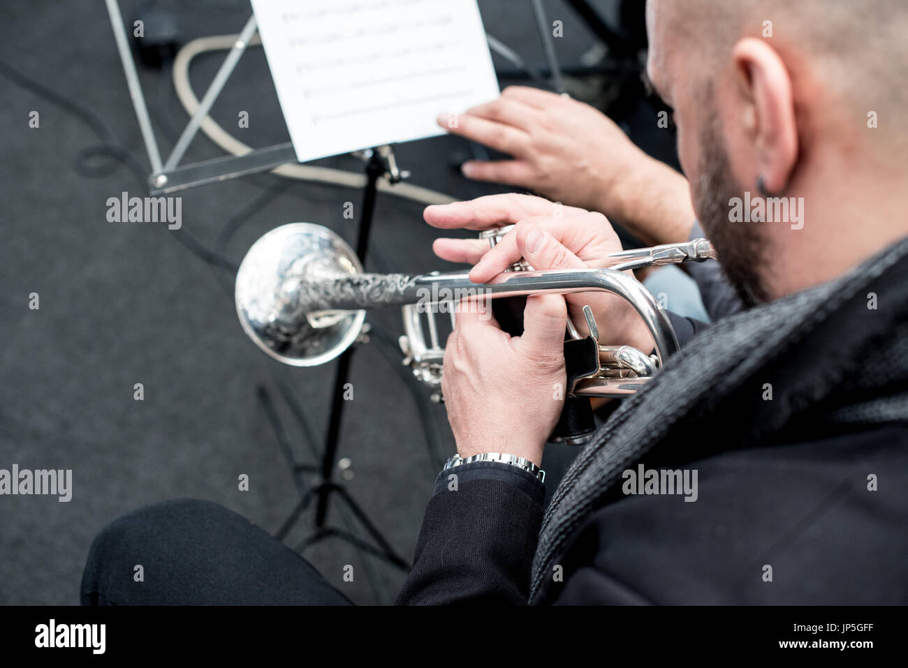 Dettaglio di una tromba ha suonato da un musicista, ottone strumento utilizzato per il jazz, musica classica e contemporanea Foto Stock