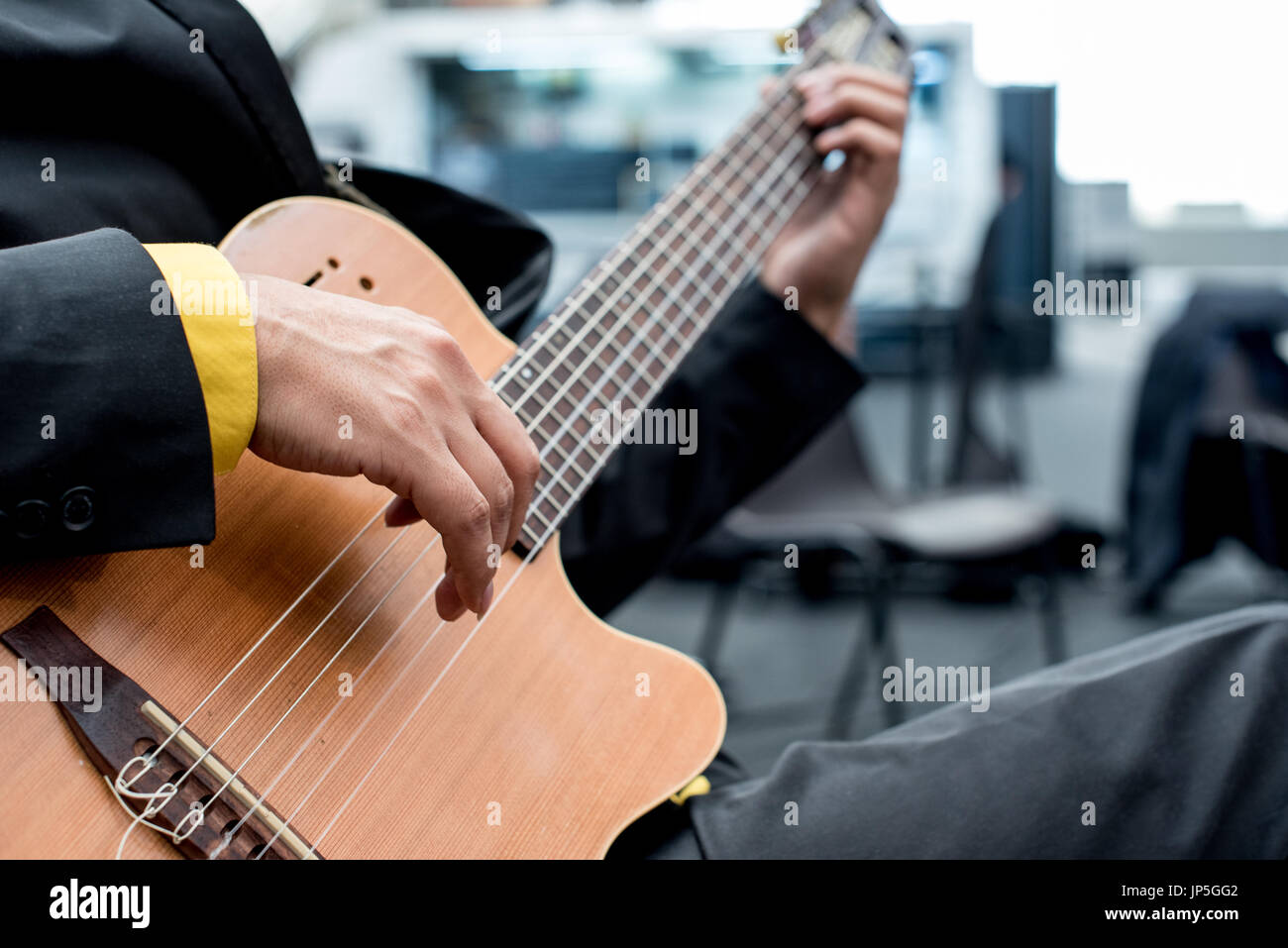 Dettagli delle mani di un musicista di suonare la chitarra acustica, il  chitarrista senza il plettro, dita con unghie lunghe per fingerpicking Foto  stock - Alamy