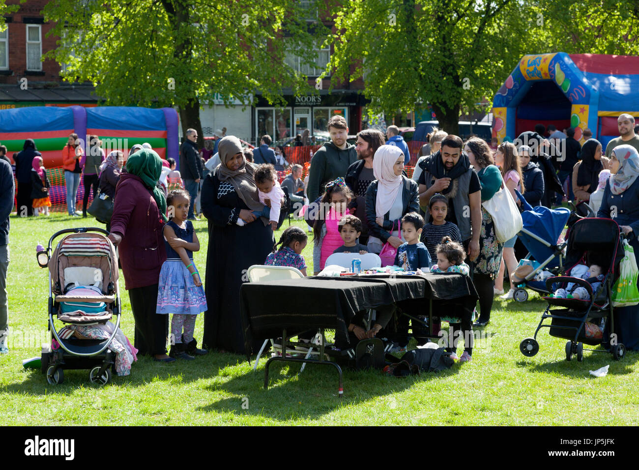 Le persone che si godono il celebrare Festival, Whalley Range, Greater Manchester Foto Stock