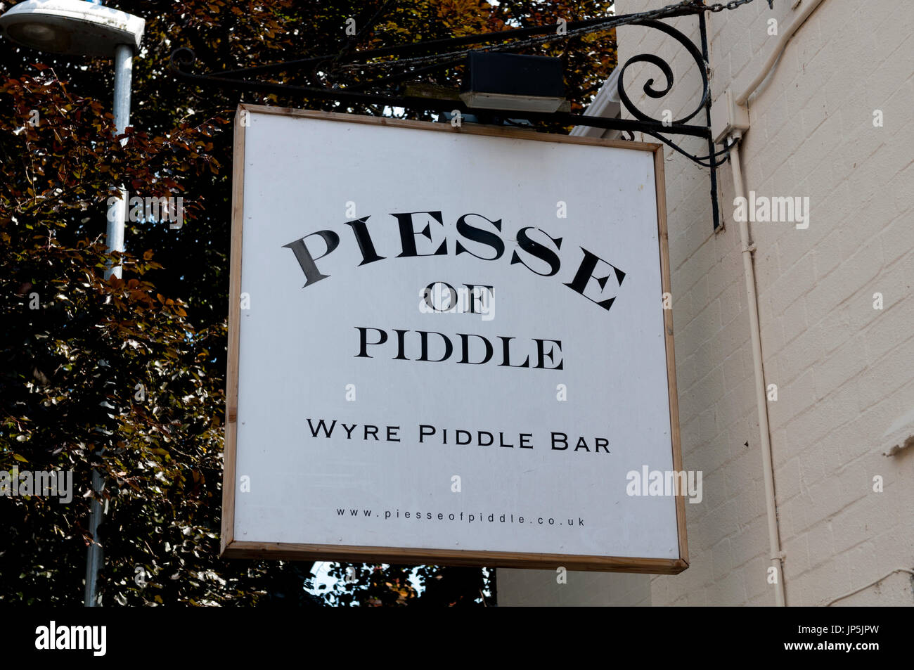 Piesse di Piddle wine bar segno, Wyre Piddle, Worcestershire, England, Regno Unito Foto Stock