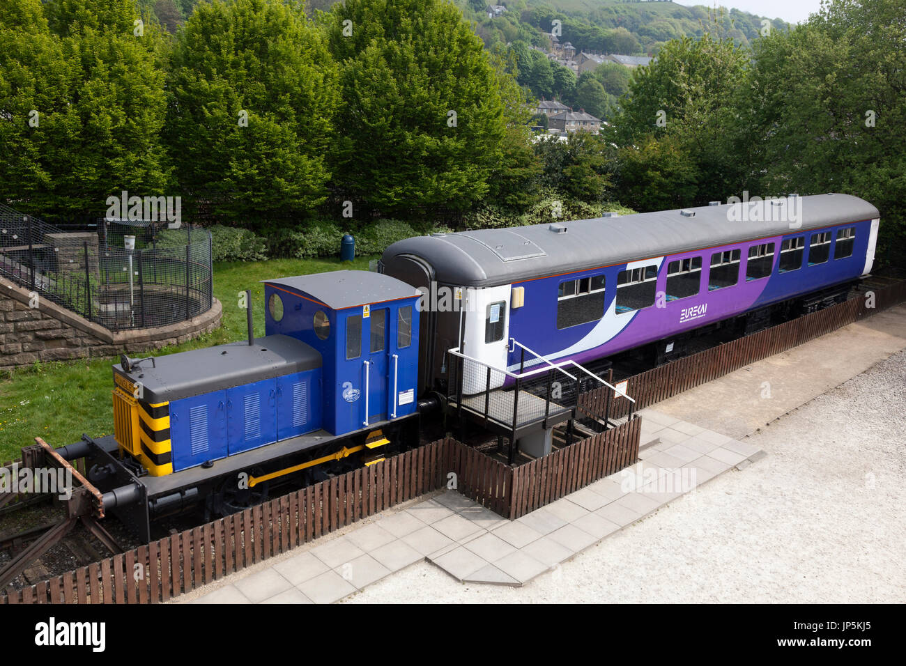 Carrello ferroviario e motore a Eureka museo per bambini, Halifax, West Yorkshire Foto Stock