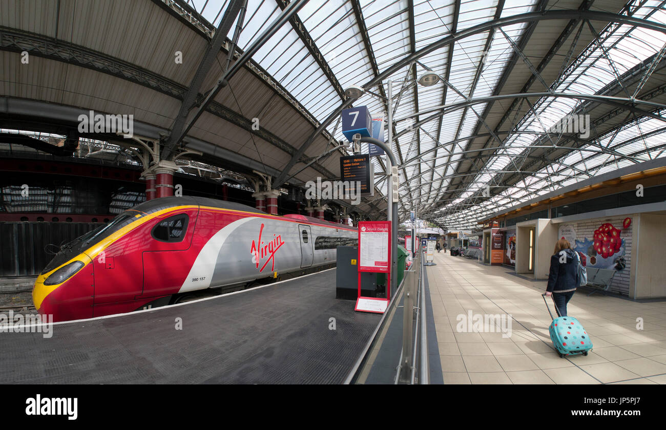 Una vergine inter-city West Coast treno pendolino in partenza per London Euston a Liverpool Lime Street Station. Foto Stock