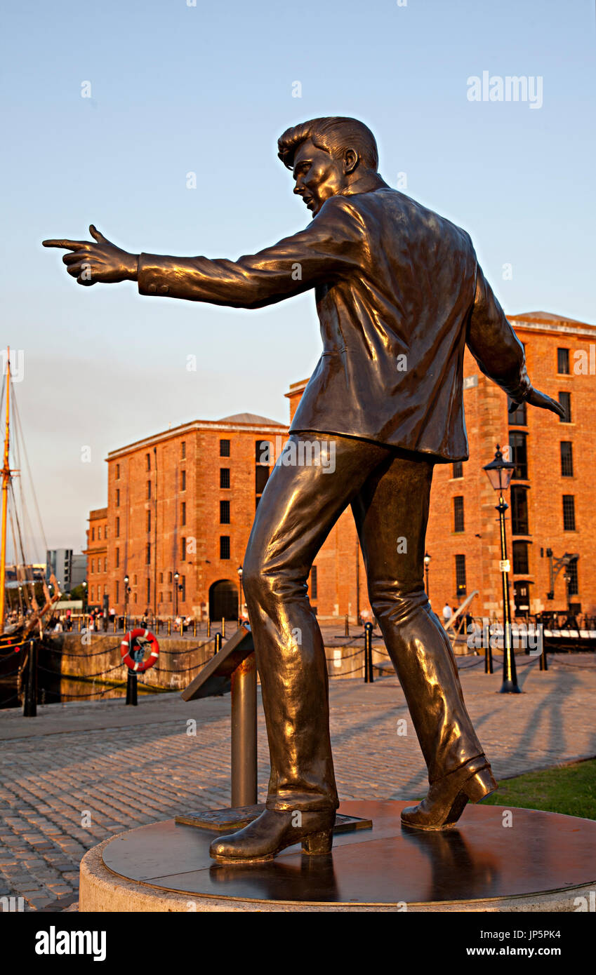 Statua di 60s british pop singer Billy Fury dallo scultore Tom Murphy all'Albert Dock, Liverpool Foto Stock