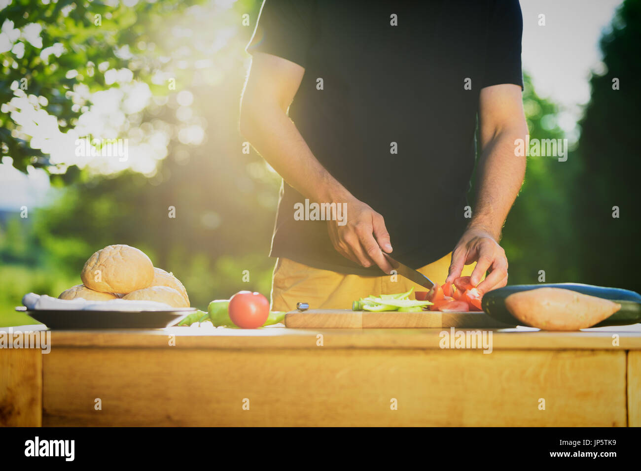 Giovane uomo parigamba preparare cibo per garden grill party, estate barbecue concept Foto Stock