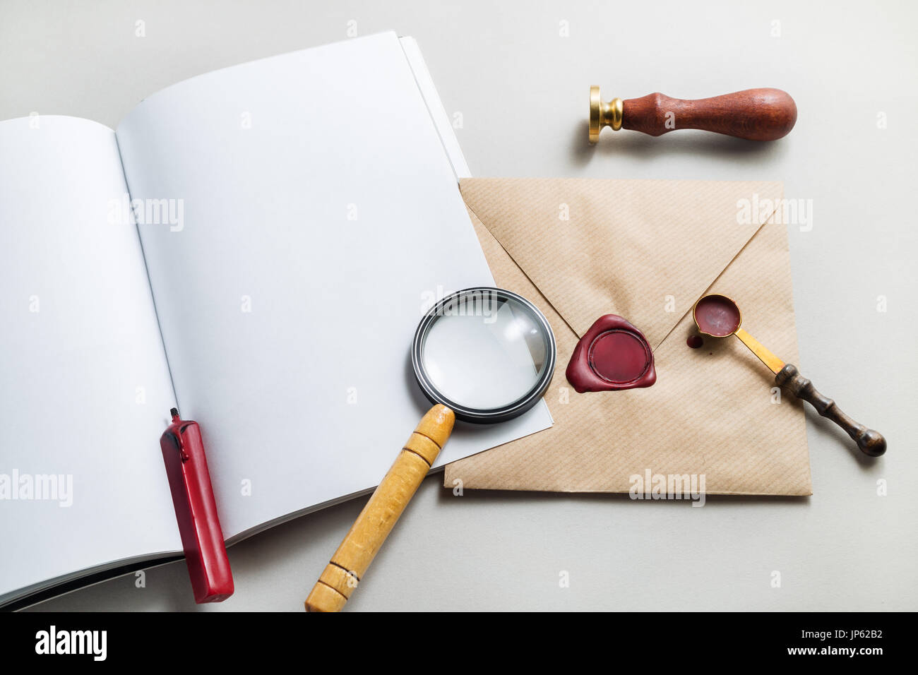 Vintage postali impostato su sfondo della carta. Foto del Libro bianco, Busta, Magnifier, guarnizione, timbro e cucchiaio. Reattivo modello di progettazione per il PLA Foto Stock