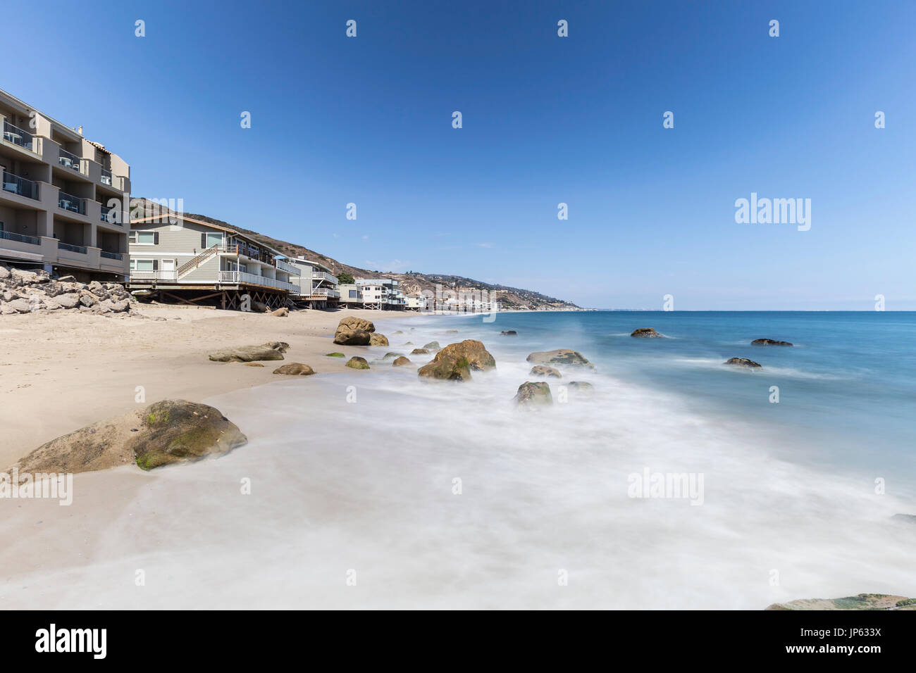 Malibu Beach case con motion blur surf vicino a Los Angeles in California del Sud. Foto Stock