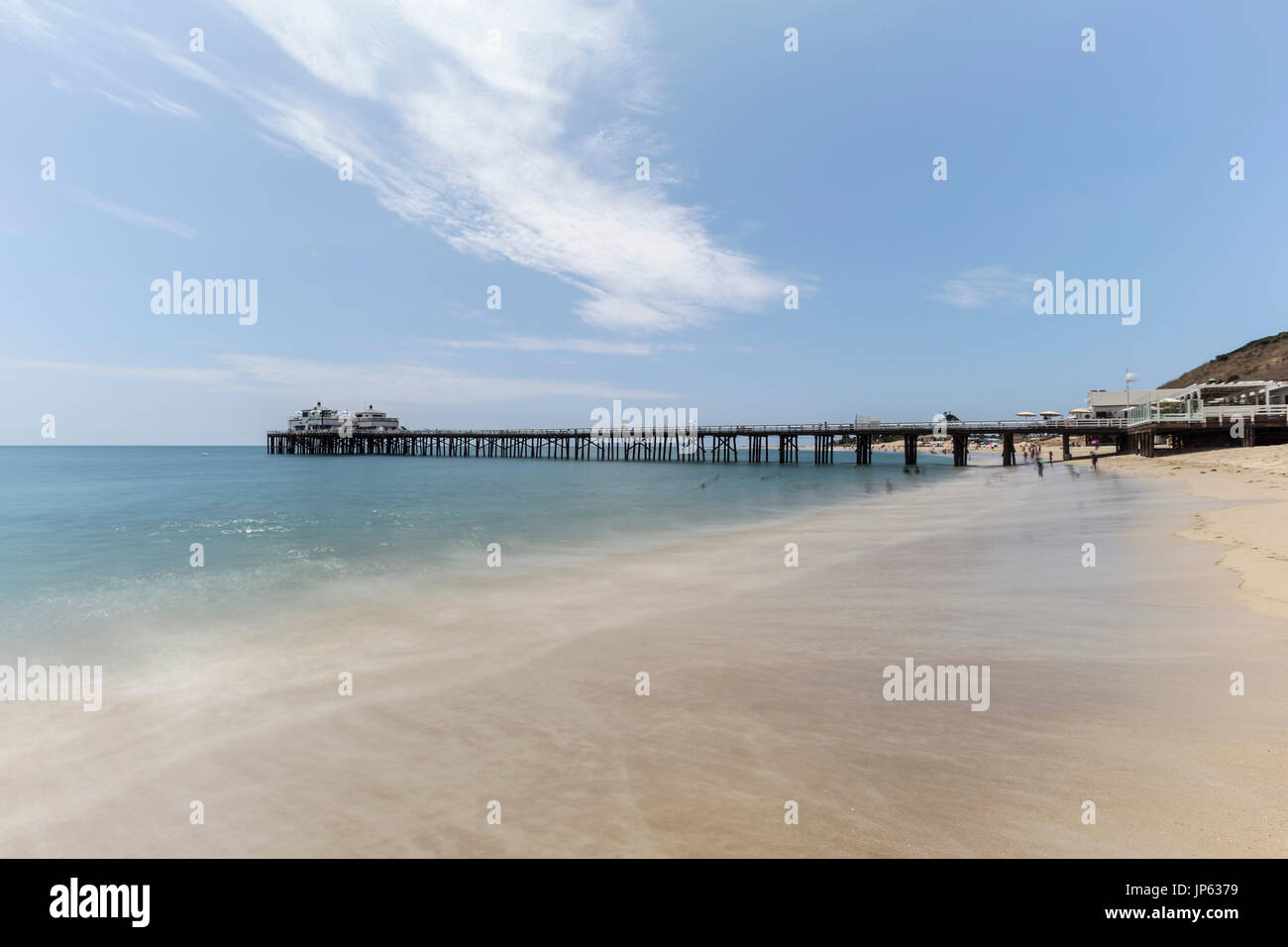 Il molo di Malibu Beach con motion blur acqua nella contea di Los Angeles, California. Foto Stock