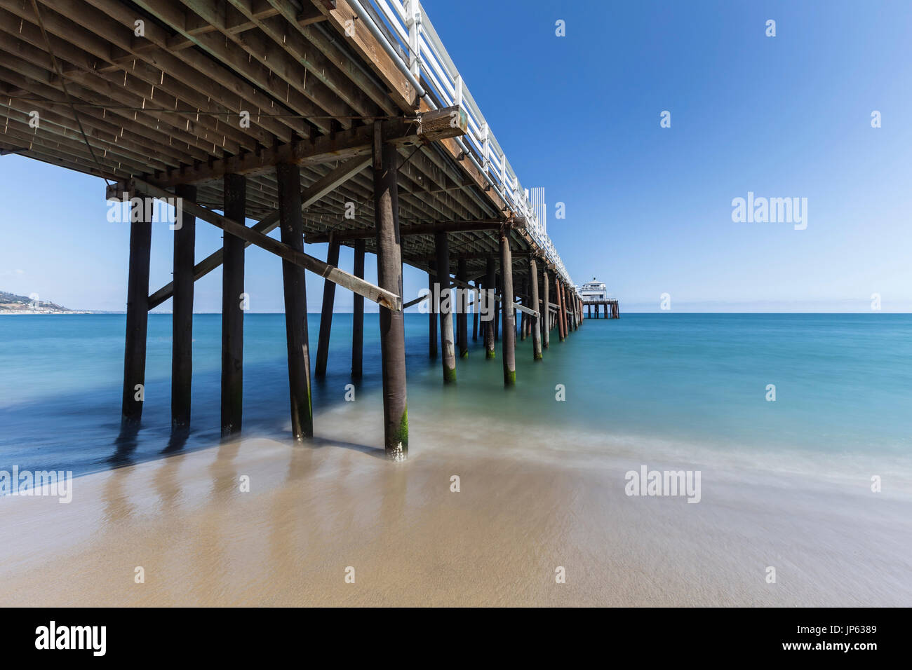Il molo di Malibu Beach con motion blur oceano pacifico acqua vicino a Los Angeles in California del Sud. Foto Stock