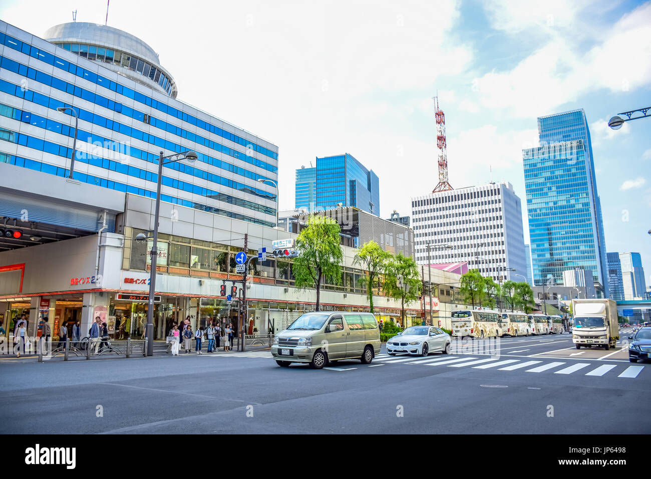 TOKYO, GIAPPONE - Maggio 15: Le persone che trascorrono il loro tempo visitando Ginza Street, una zona molto popolare dello shopping di Tokyo, durante il fine settimana. Foto Stock