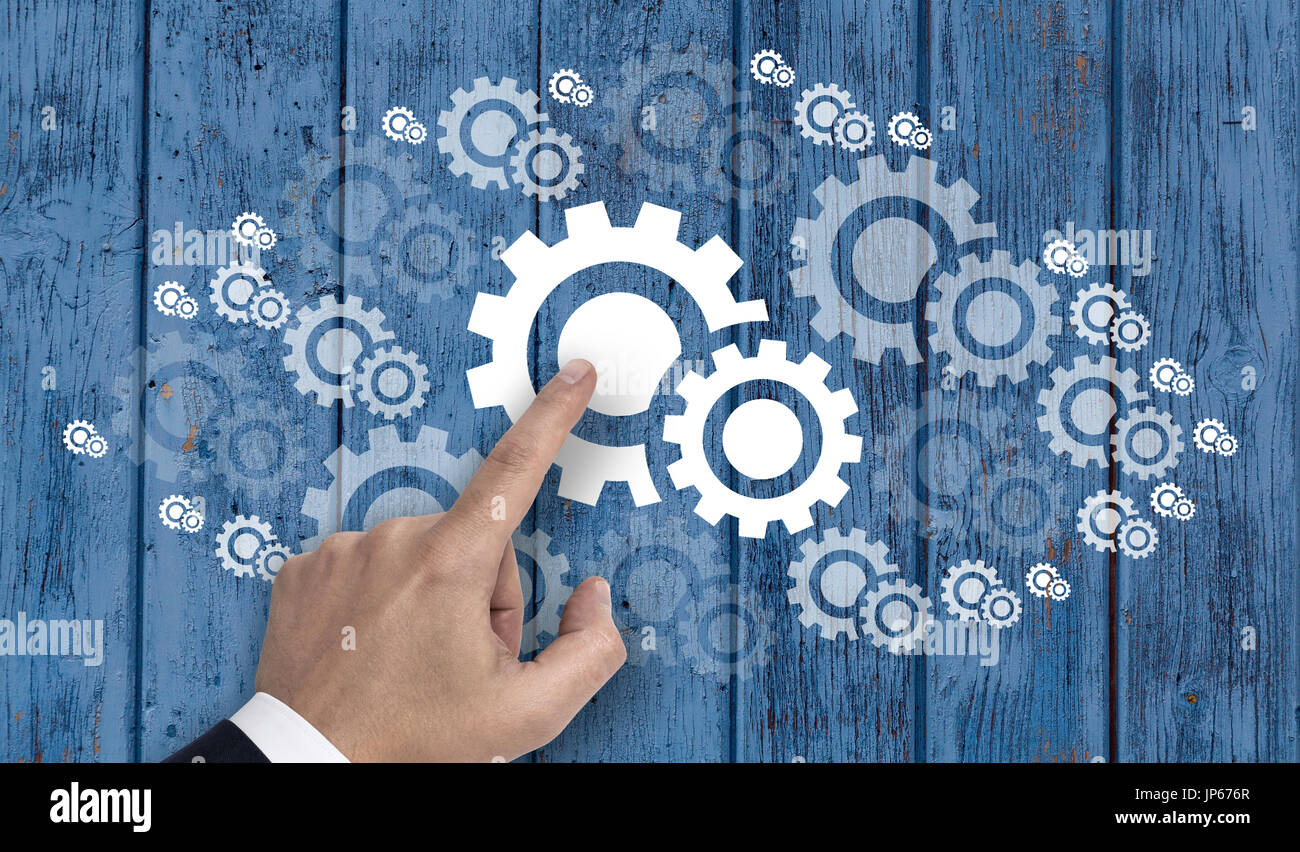 Puntamento a mano sulla ruota dentata concetto di cloud computing. Foto Stock