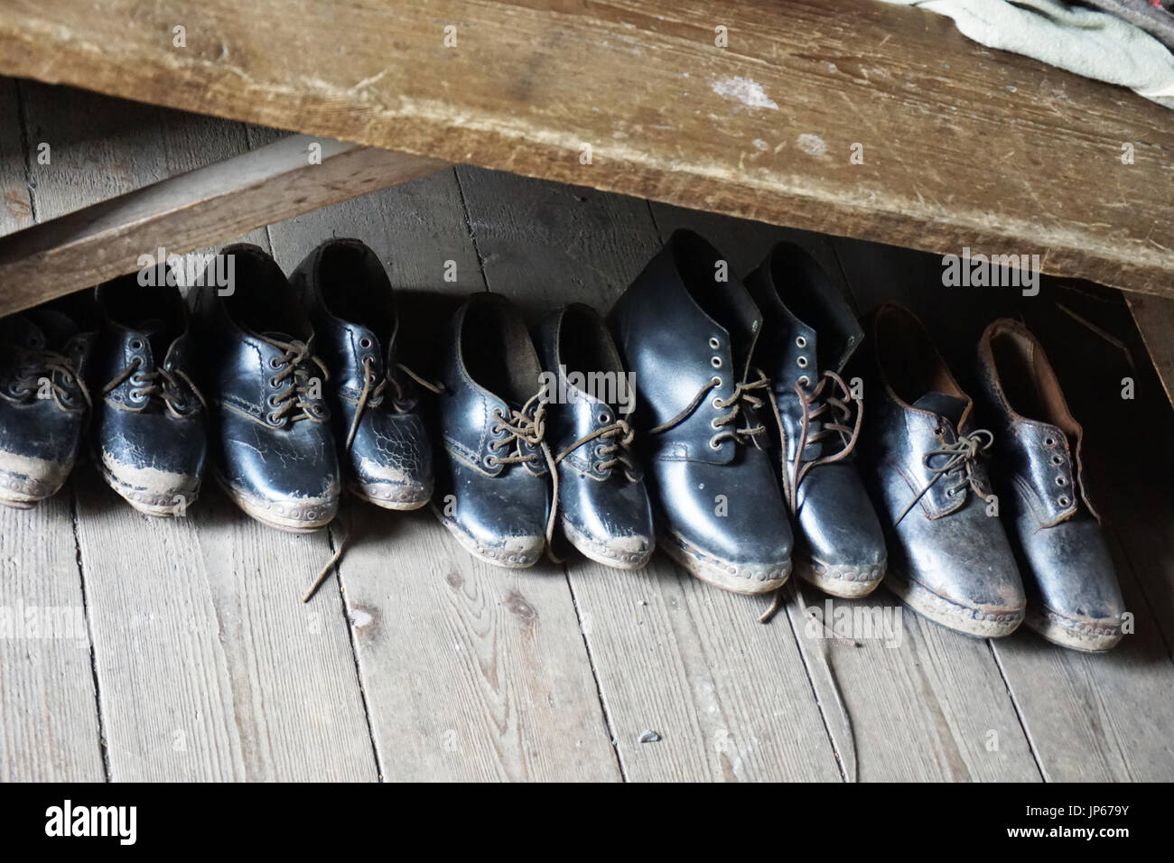 Fila di scarpe immagini e fotografie stock ad alta risoluzione - Alamy
