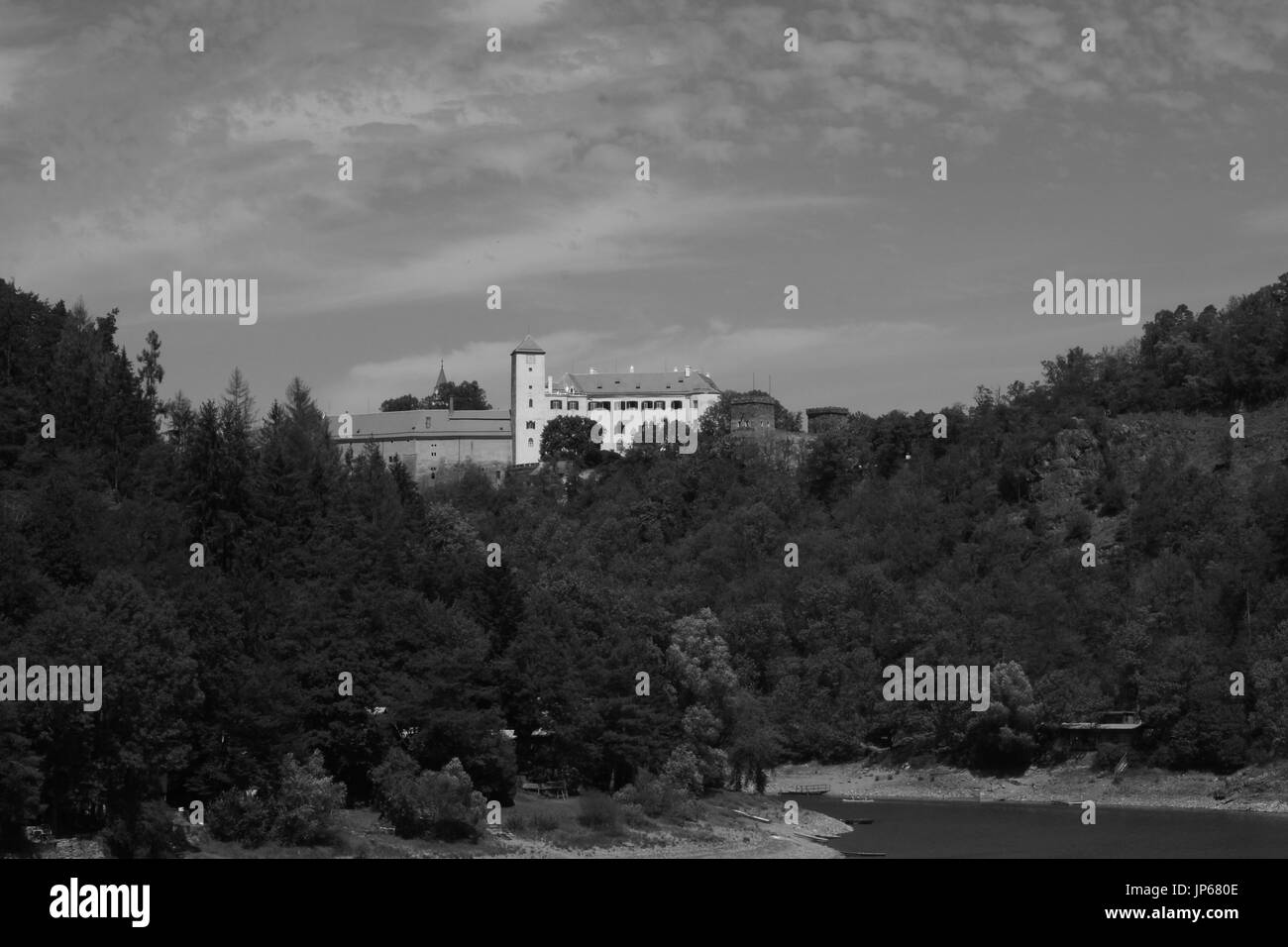 Il castello di Bítov sul Vranov serbatoio che si trova nella Repubblica Ceca. Foto Stock