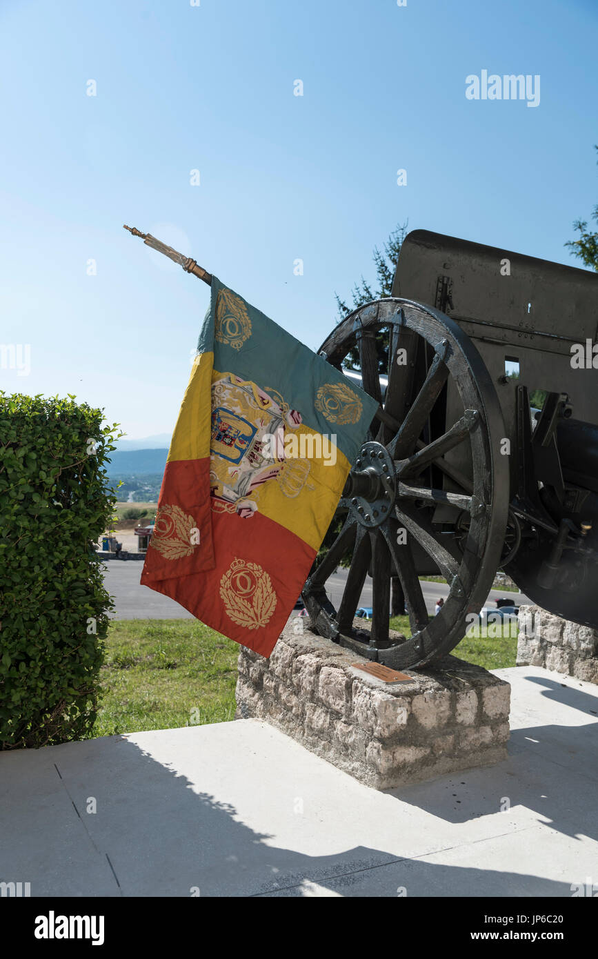 Canon e bandiera rumena - Mausoleo Di mateias, campulung, Romania Foto Stock