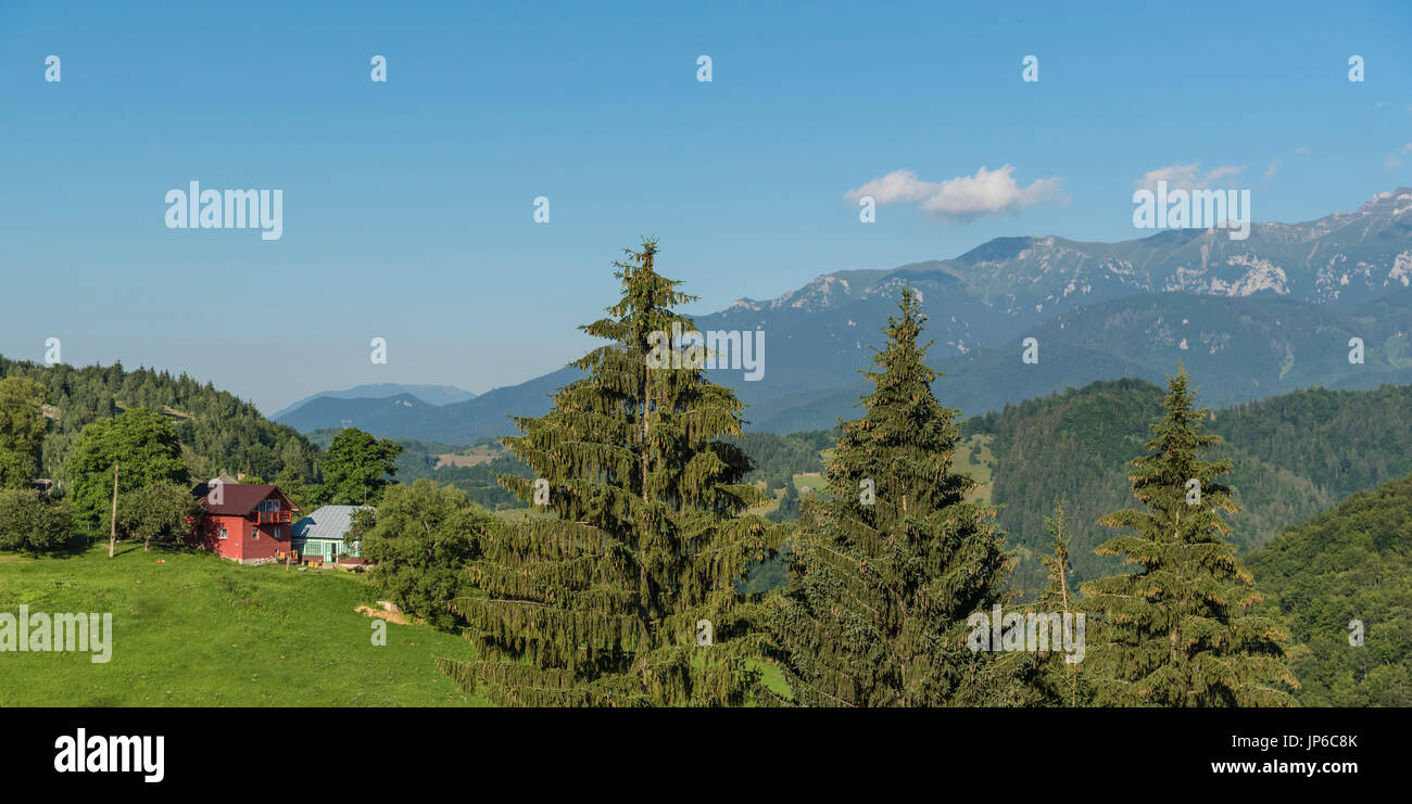 Il panorama su campulung - moeciu - crusca - strada brasov, Romania Foto Stock